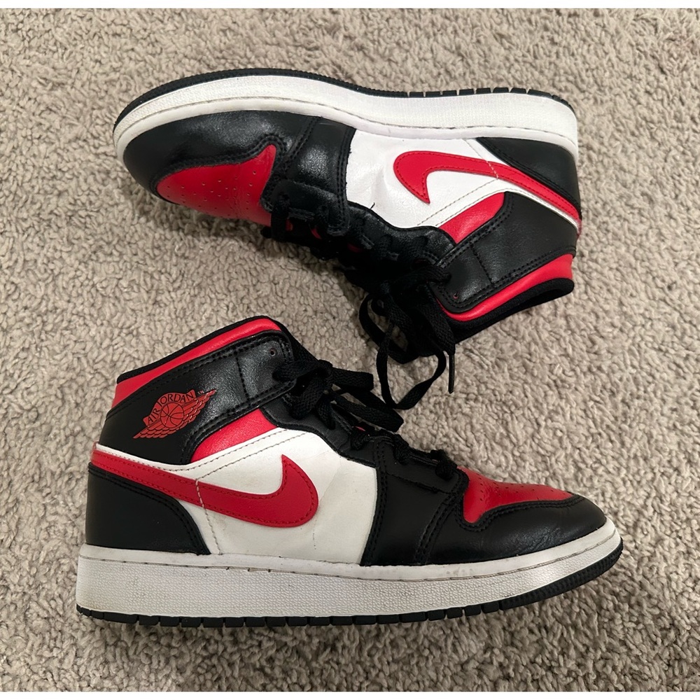 Kids Jordan 1 Fire Red Mid Sneakers